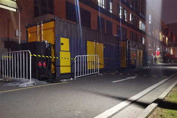 信宜柴油发电机组的输出电压是如何调节的？